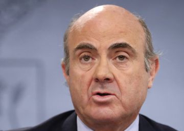 El ministro de Economía, Luis de Guindos, durante la rueda de prensa posterior al Consejo de Ministros hoy en el Palacio de La Moncloa.
