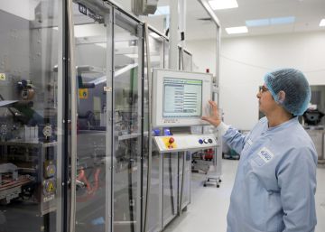 Trabajadora en la fábrica de Urgo Medical en Chevigny, Francia.