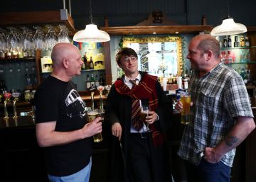 Professional Harry Potter impersonator Luke Williams (C) enjoys a drink at a pub in London, Britain, May 1, 2017. REUTERSNeil Hall SEARCH "HALL POTTER" FOR THIS STORY. SEARCH "WIDER IMAGE" FOR ALL STORIES.