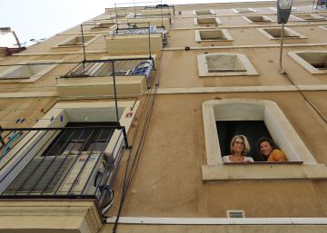 La barcelonesa Montse Perez y su hija Thais Franco en una ventana del piso de su propiedad que ha tenido que alquilar a través de Airbnb para poder recuperarlo después de alquilárselo a un arrendatario.