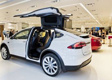 Los dos vehículos de Tesla en el interior de El Corte Inglés.