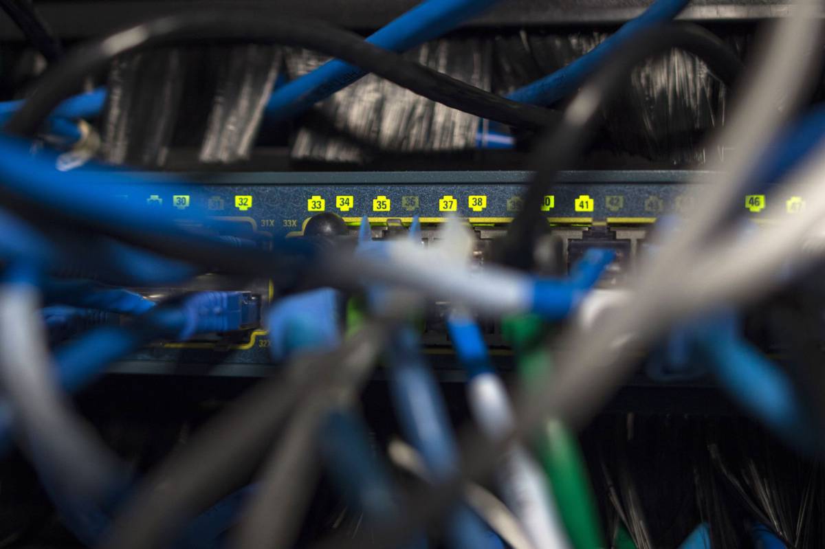 Cables conectados en una base de datos.