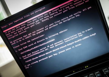 La pantalla de un ordenador muestra un mensaje tras ser infectado con un ransomware.