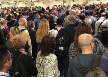 Barajas estrena el verano con colas ante el control de pasaportes Barajas estrena el verano con colas ante el control de pasaportes