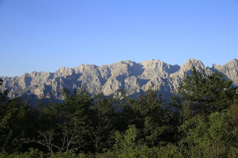 Atardecer en los Picos de Europa desde el mirador del puerto de Panderrueda.