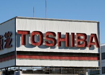 Logotipo de Toshiba en un área industrial de Kawasaki (Japón).