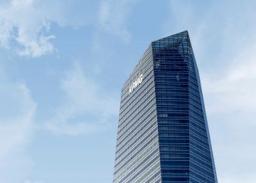 El logo de KPMG en el edificio Torre de Cristal, situado en el Paseo de la Castellana de Madrid.
