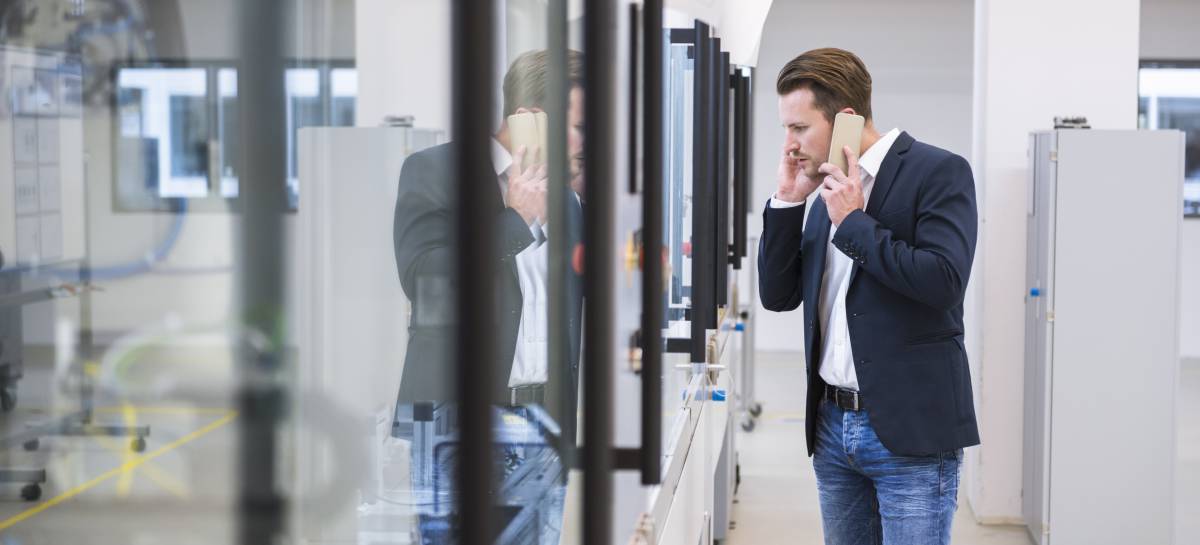 Un joven habla a través de su teléfono móvil.