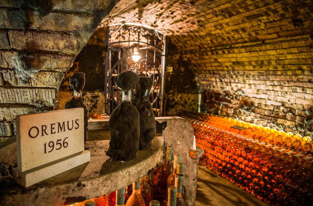 Bodega subterránea de Oremus, en Hungría.