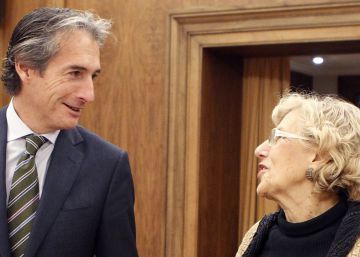 El ministro de Fomento, Íñigo Gómez de la Serna, junto a la alcaldesa de Madrid, Manuela Carmena.