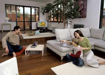 Una familia en el salón de su casa