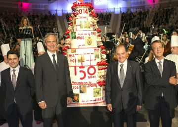 El presidente de Catalana Occidente Jose María Serra (2d) posa con los directivos de su empresa Francisco Arregui (dch.), Hugo Serra (izd.) e Iñaqui Álvarez junto a la tarta conmemorativa del 150 aniversario de la compañía.