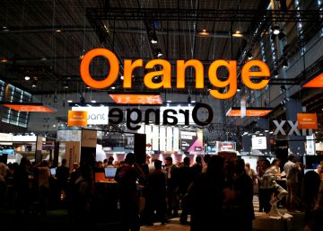 Múltiples personas asisten a un evento de Orange.