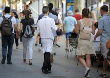 Un camarero trabaja en una terraza del Paseo de Gracia de Barcelona