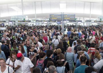 Día de nuevas colas en El Prat a la espera de la votación del jueves Día de nuevas colas en El Prat a la espera de la votación del jueves