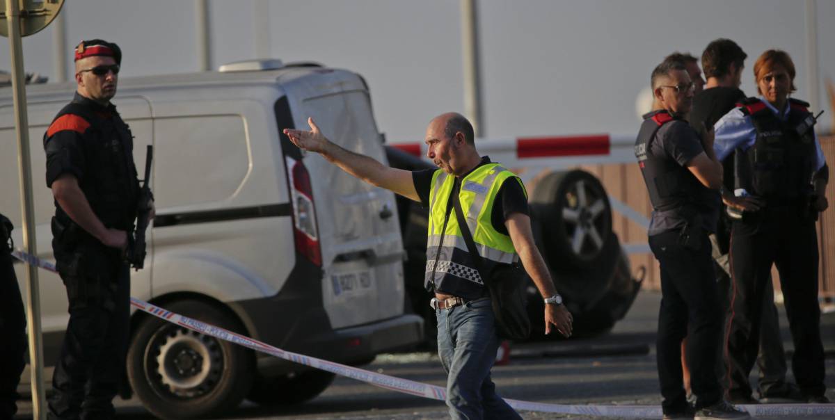 Mossos d'Esquadra, en el lugar donde fueron interceptados y abatidos los terroristas de Cambrils.