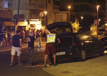 Un policía inspecciona un coche en Cambrils (Tarragona), donde cuatro presuntos terroristas han sido abatidos por los Mossos.