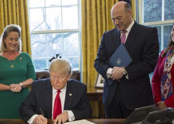 Gary Cohn, segundo por la derecha, en la Casa Blanca mientras Trump firma una orden ejecutiva sobre regulación financiera, en febrero.