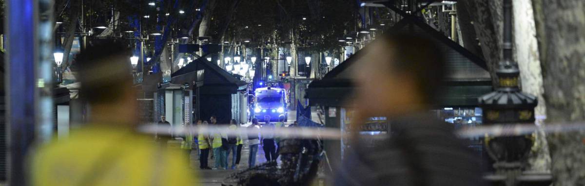 Policías observan la Rambla de Barcelona tras el atentado del jueves.