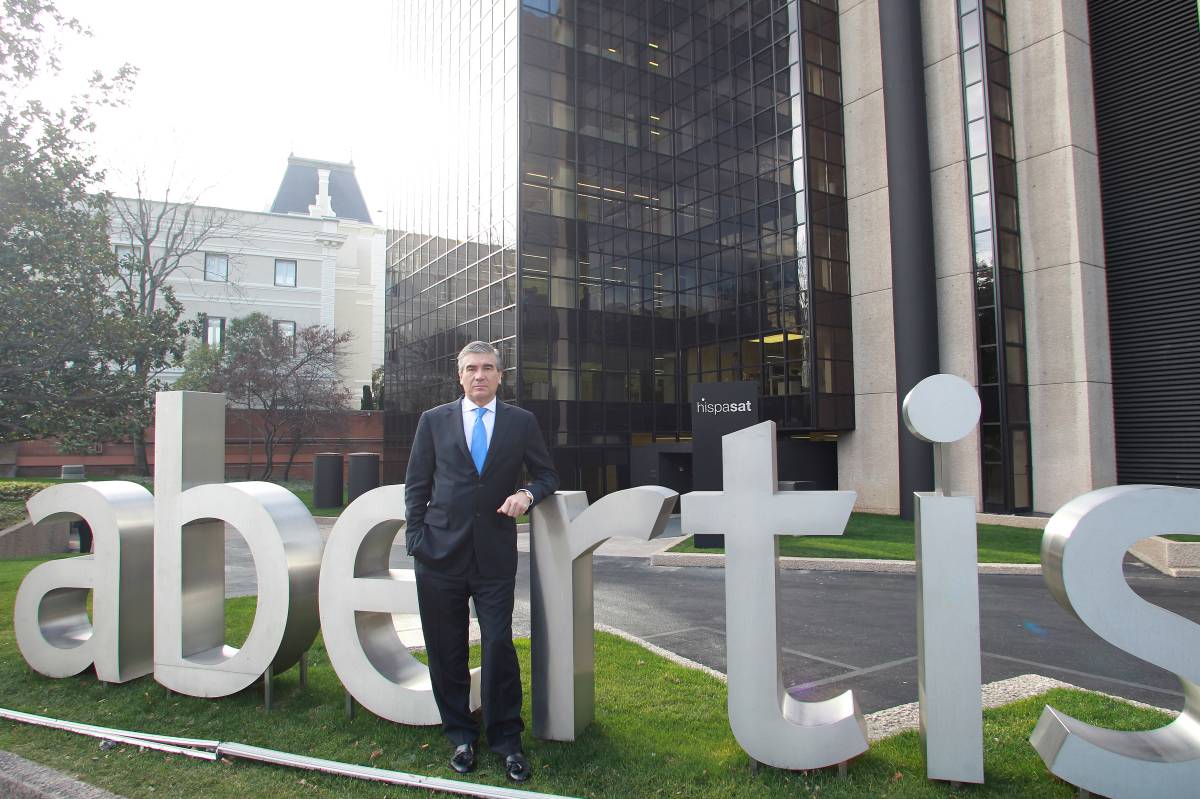 Francisco Reynés, consejero delegado de Abertis, frente a la sede de la firma.