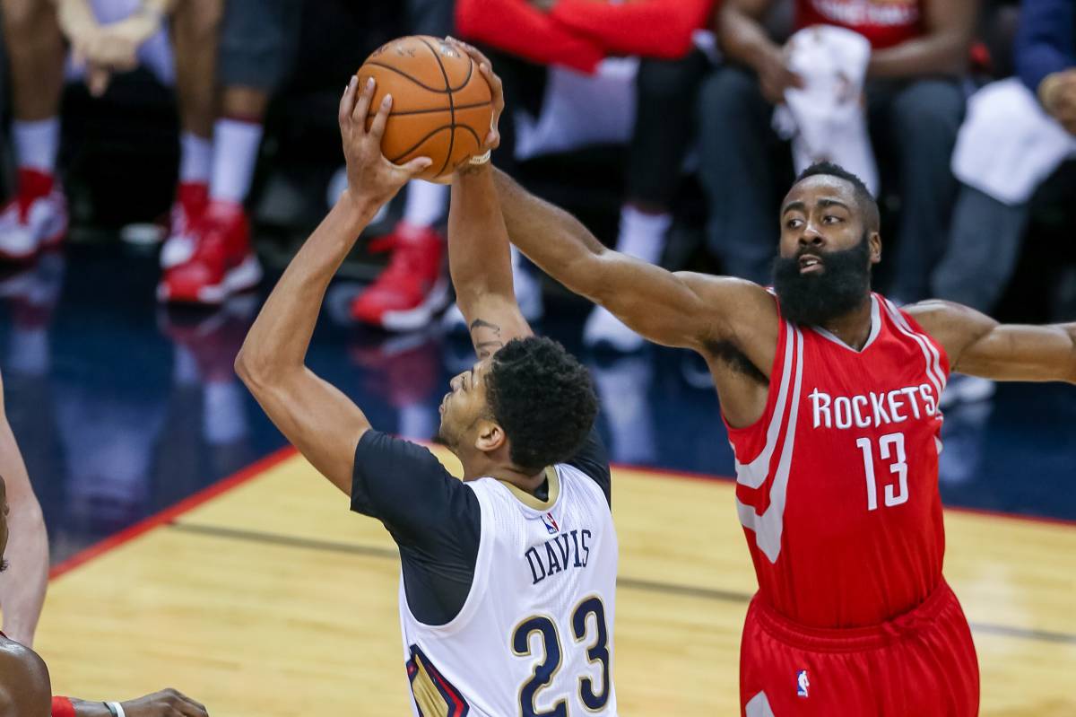 La estrella de los Rockets, James Harden, intenta taponar el lanzamiento de un rival.