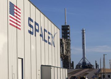 Elon Musk desvela el traje espacial que llevarán los “turistas” de SpaceX