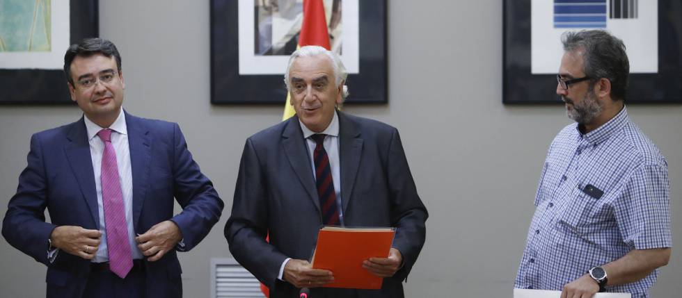 GRA115. MADRID, 31082017.- El presidente del Consejo Económico y Social, Marcos Peña (c), árbitro designado por el Gobierno en el conflicto de los trabajadores de seguridad del aeropuerto del Prat de la empresa Eulen, durante el acto de entrega del laudo a los representantes de las partes implicadas en dicho conflicto, Emilio García Perulles (i), director Nacional de Eulen, y Juan Carlos Giménez (d), asesor del comité, hoy en la sede del CES, en Madrid. EFEEmilio Naranjo