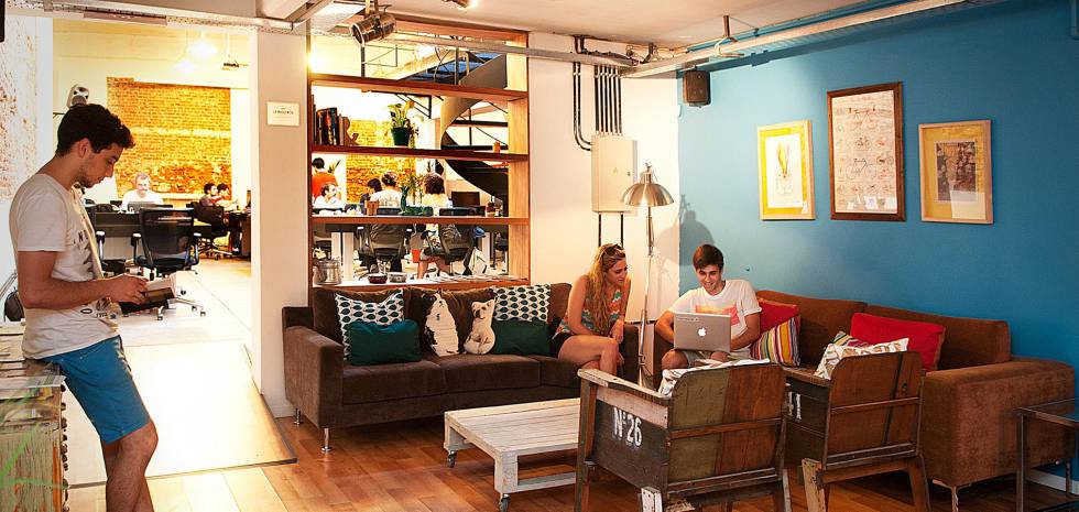 Dos de las salas del espacio de 'coworking' La Maquinita, en Buenos Aires