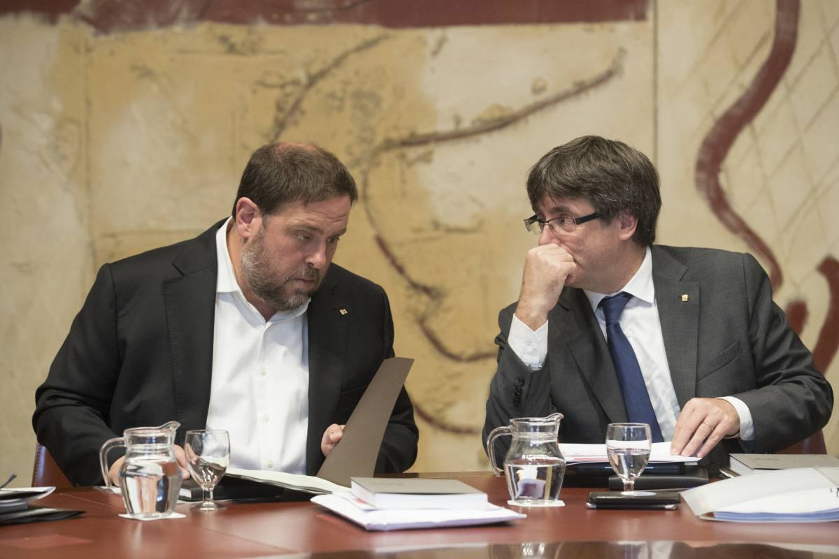 El presidente de la Generalitat, Carles Puigdemont, junto al vicepresidente, Oriol Junqueras.