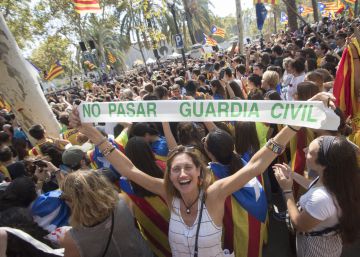Centenares de personas se concentran ante el Tribunal Superior de Justicia de Cataluña en protesta por las detenciones llevadsa a cabo por la Guardia Civil por los preparativos del referéndum del 1-O.