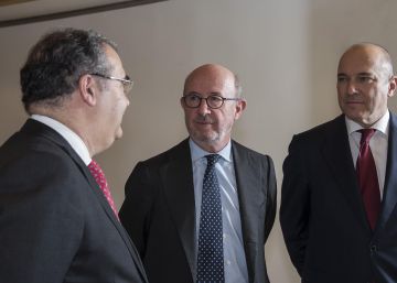 Los expresidentes de Banco Popular Ángel Ron y Emilio Saracho junto al exconsejero delegado Pedro Larena.