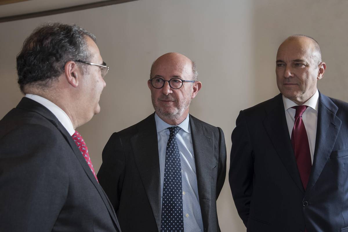 Los expresidentes de Banco Popular Ángel Ron y Emilio Saracho junto al exconsejero delegado Pedro Larena.