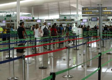 Colas en el aeropuerto de El Prat en agosto, en el segundo día de huelga indefinida de los trabajadores de seguridad.