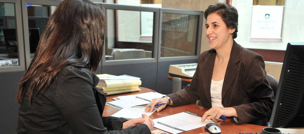 Un cliente contratando un crédito