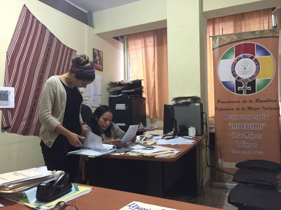 Andrea Camps (Defensora de la Mujer Indígena, Oficina de Sololá, Guatemala), revisa un expediente con la abogada encargada de la oficina