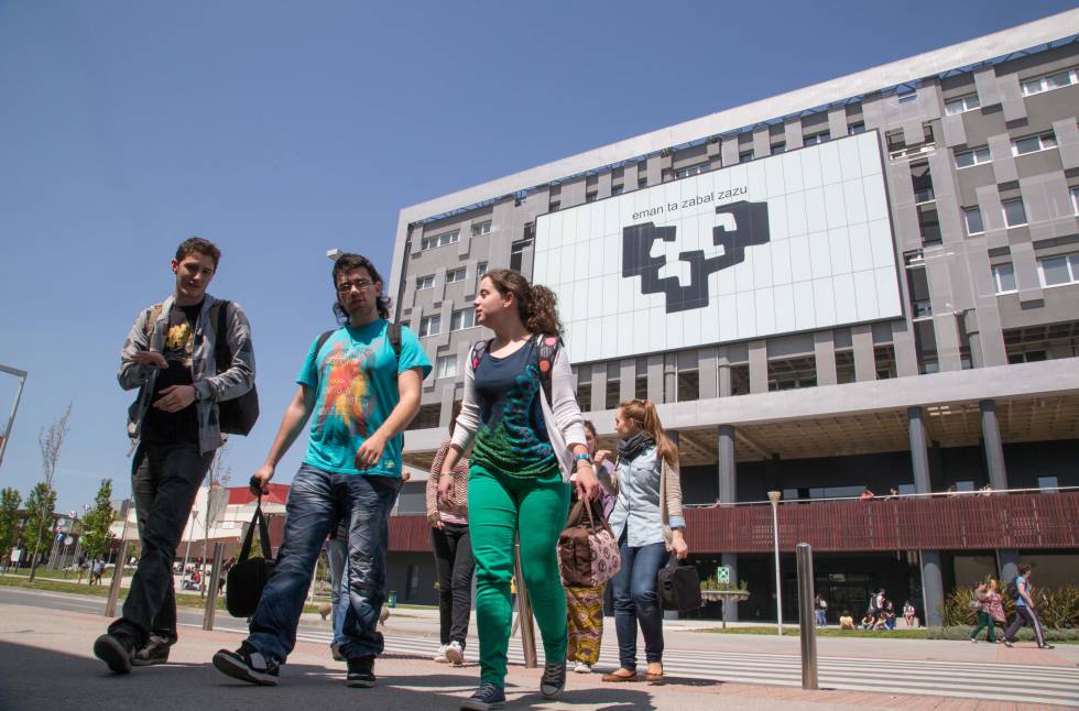 Estudiantes en la UPV. A la derecha, campus de Deusto y Mondragón.