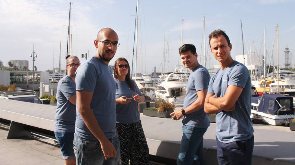 Alejandro Martínez (segundo por la derecha) junto con el equipo de SmartSea, en el Port Vell de Barcelona.