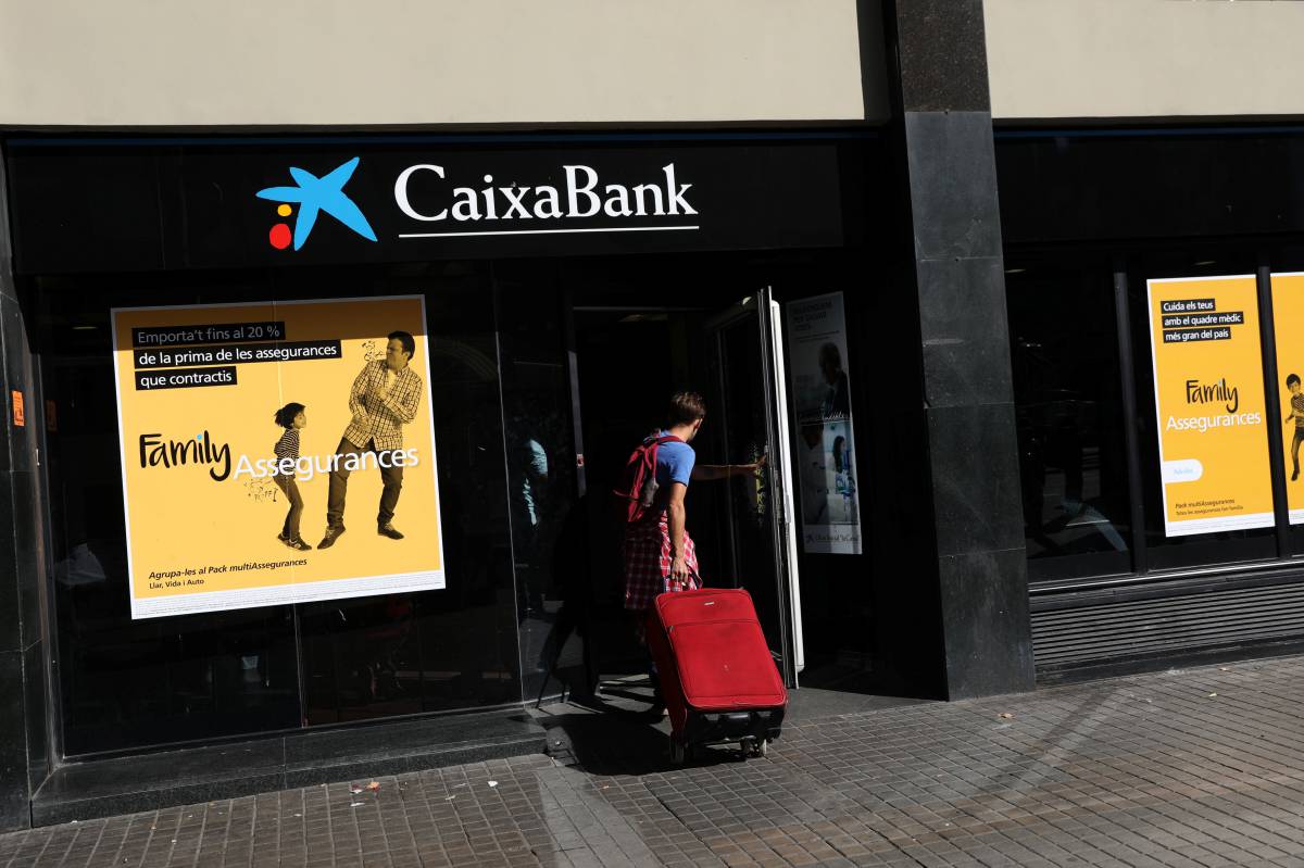 Caixabank y Sabadell presionan sacando operaciones de Cataluña