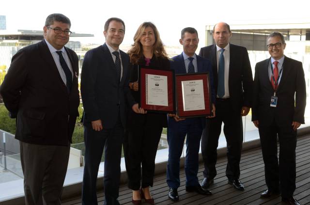 El director del Servicio Jurídico de Telefónica España, Nicolás Oriol, la directora de Cumplimiento, Lidón Safont, y Manuel Lara, director de Auditoría Interna, han recibido el certificado de manos de Salvador Román, gerente de Governance y Corporate Compliance de Aenor.