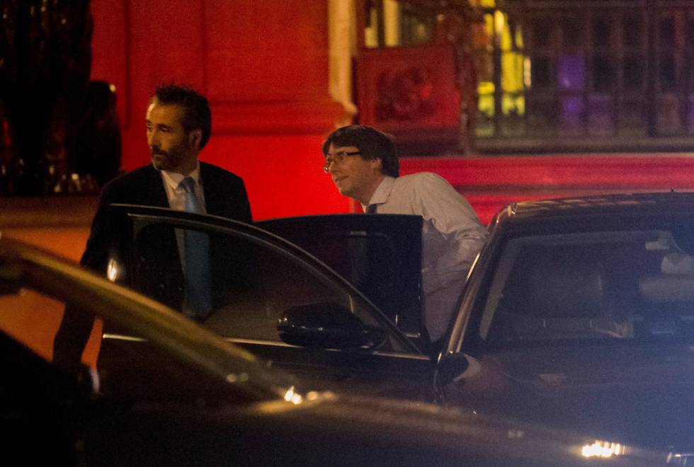 El presidente de la Generalitat Carles Puigdemont, sale del palau de la Generalitat después de mantener una reunión con los consellers. EFEQuique García
