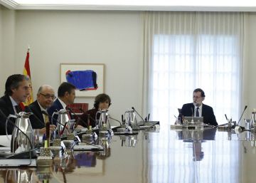 El jefe del Ejecutivo, Mariano Rajoy, preside la reunión extraordinaria del Consejo de Ministros