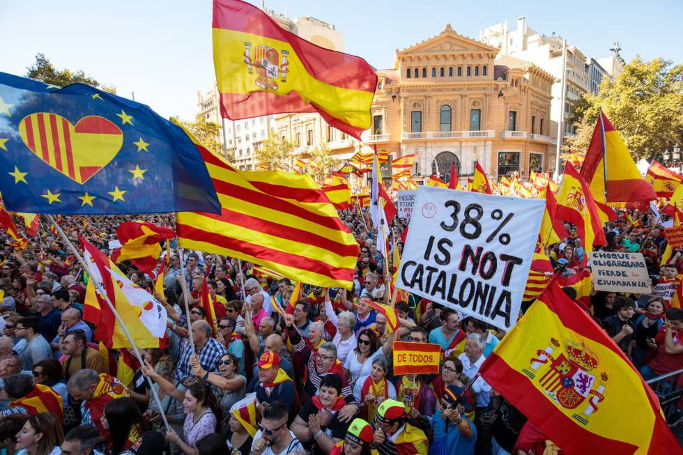 Manifestantes en Barcelona contra el independentismo.