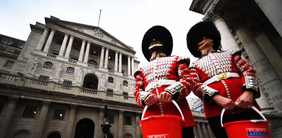 Guardias Granaderos en campaña de Amapola, en las inmediaciones del Banco de Inglaterra, en Londres (Reino Unido).