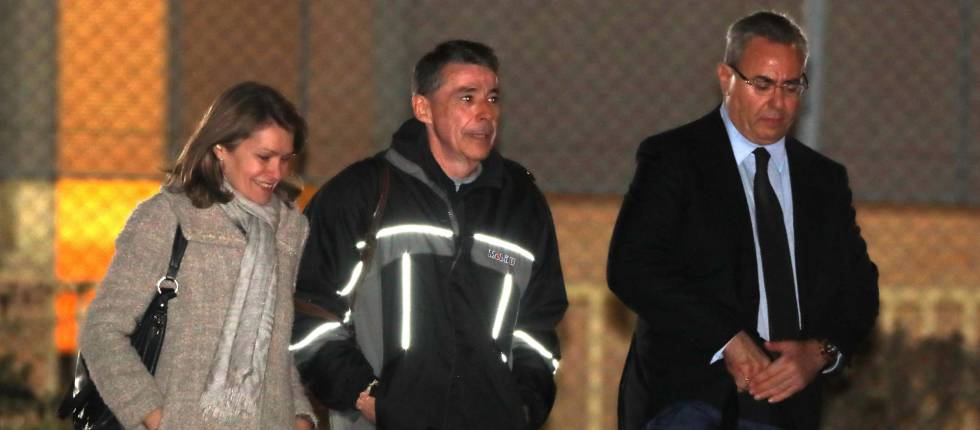 El expresidente de la Comunidad de Madrid Ignacio González (c), a su salida de la madrileña carcel de Soto del Real, el expresidente madrileño ingresó en la prisión de Soto del Real el pasado 21 de abril, el juez del caso Lezo Manuel García Castellón, tomó ayer la decisión de excarcelarle al considerar que ha disminuido el riesgo de que Ignacio González se fugue y vuelva a delinquir. EFEKiko Huesca