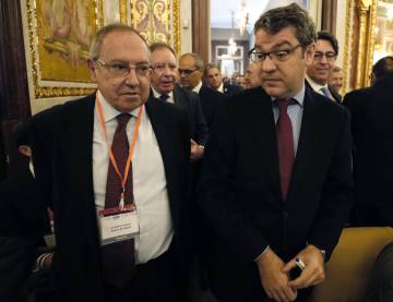 El ministro de Energía, Turismo y Agenda Digital, Álvaro Nadal (d), junto al presidente de la Cámara de Comercio de España y de Freixenet, José Luis Bonet (i), antes de inaugurar la 44 asamblea de la Asociación Iberoamericana de Cámaras de Comercio (AICO).