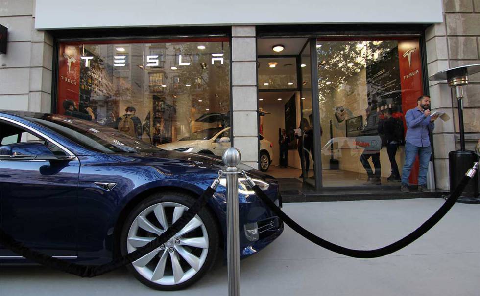 que es el auto tesla tesla auto park in parking lot