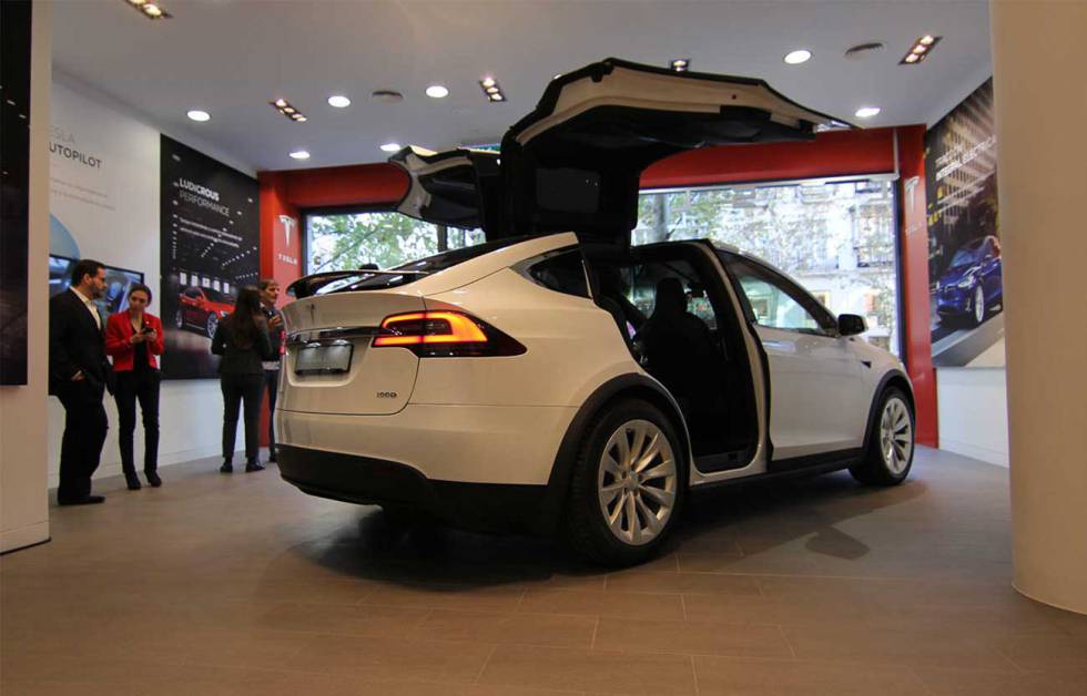El Tesla Model X es el modelo expuesto en el interior de la tienda de Tesla