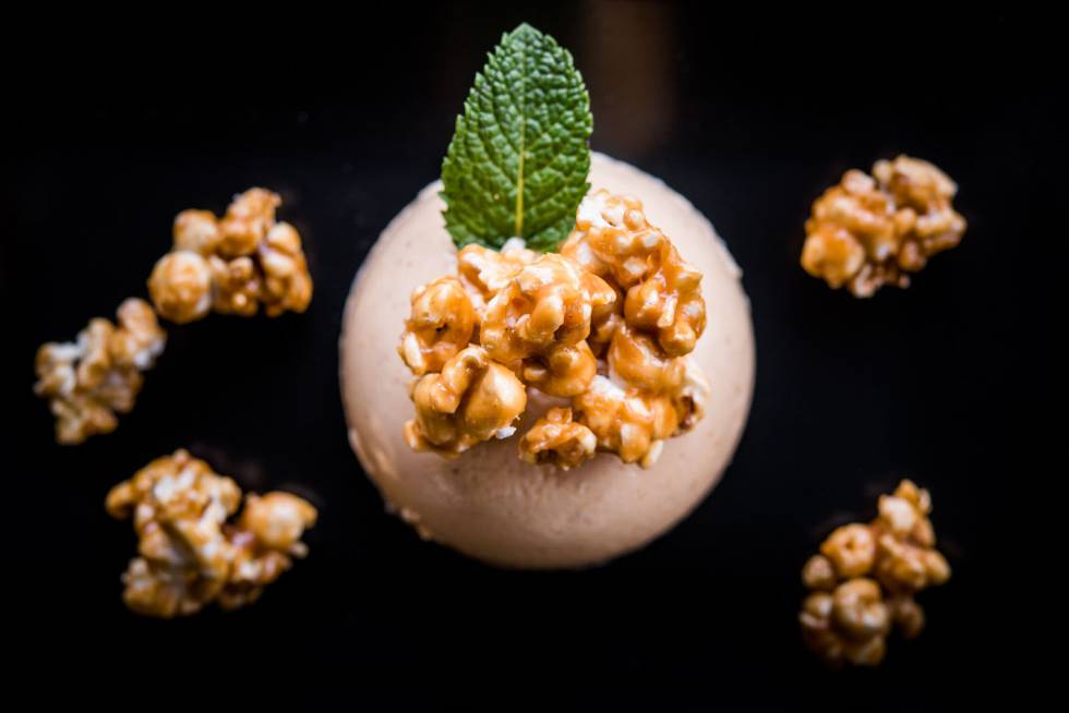 Mousse quemada de maracuyá con bayas silvestres.