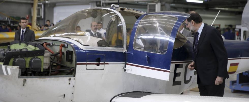 El presidente del Gobierno, Mariano Rajoy, visitiando el centro integrado de Formación Profesional "Profesor Raúl Álvarez" en Madrid.