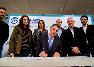 Xavier García Albiol (sentado), en un acto de campaña del PPC, ayer en Terrassa.